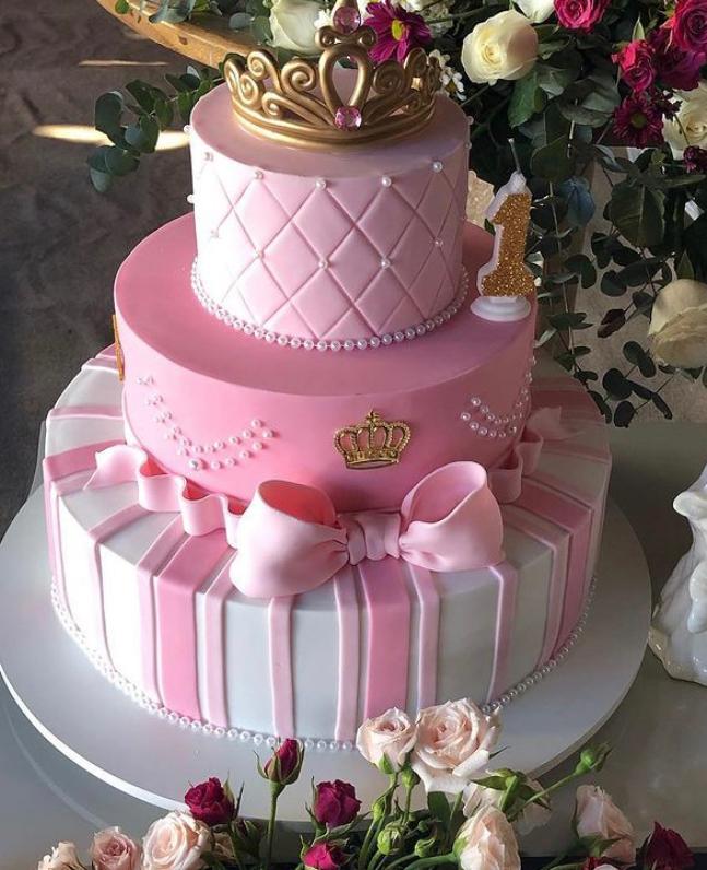 BOLO ROSÊ GLITTER COM CASCATA DE ROSAS E BORBOLETAS 